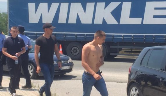 Policia e Kosovës konfiskon bluzat provokuese të të rinjve serb në Gazimestan 