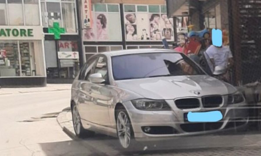 Ferizaj: Parkoi veturën në trotuar, gjobitet 24-vjeçari