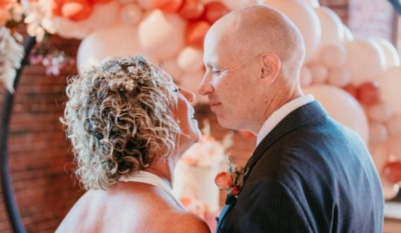  56-vjeçari harron se ishte i martuar, i propozon sërish martesë gruas së tij 