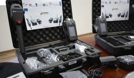 Policia e Kosovës pranon nga UNDP-ja dy pajisje për detektimin e eksplozivëve dhe drogave