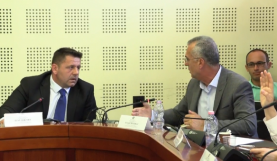  Dugolli i VV-së dhe Bekë Berisha nuk pajtohen për një zyrtar të Shqipërisë: Mund ta thirrni në darkë 