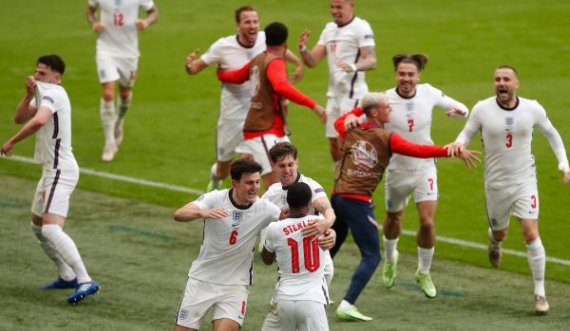 Lineker dhe Ferdinand festojnë si të çmendur pas golit të Sterling