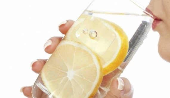 Të pish ujë me limon është mirë, por vetëm nëse përdorim sasinë e duhur të limonit! 