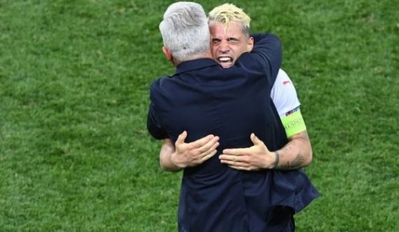 Pamje: Përqafimi i lehtësimit dhe ngazëllimit mes kapitenit Xhaka dhe trajnerit Petkovic