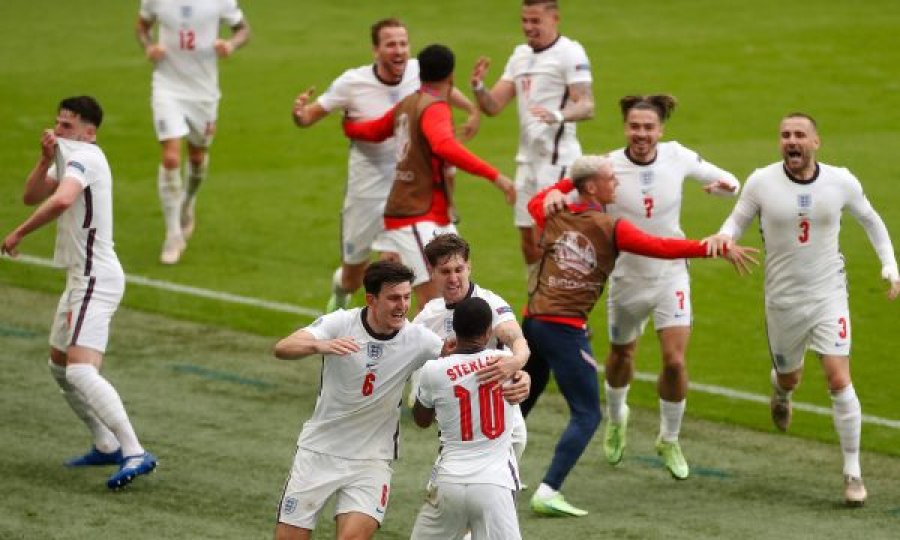 Lineker dhe Ferdinand festojnë si të çmendur pas golit të Sterling
