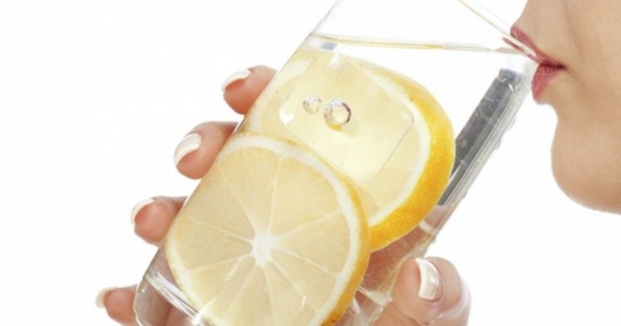 Të pish ujë me limon është mirë, por vetëm nëse përdorim sasinë e duhur të limonit! 