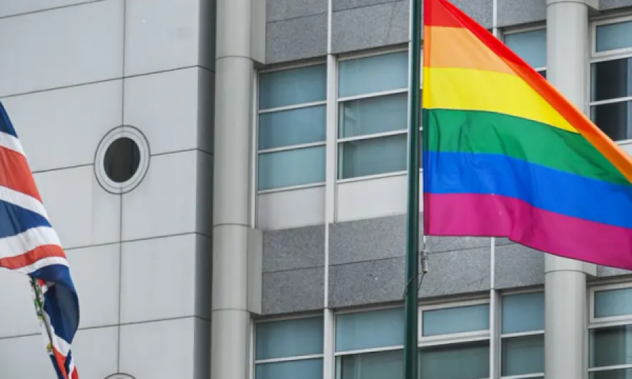 Ambasada britanike zemëron arabët, ngriti flamurin e LGBT-së