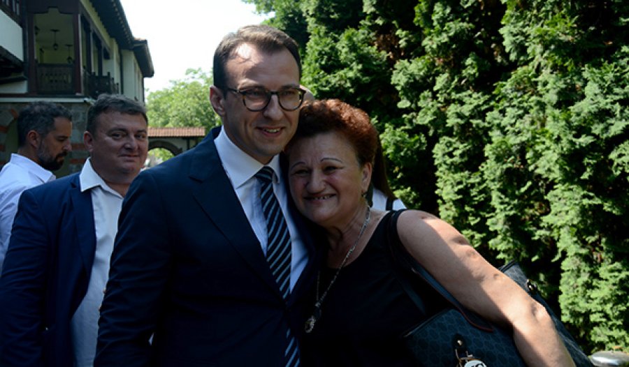  Dragica Gashiqit, që u kthye në Gjakovë, Petkoviqi i premton derë të blinduar dhe kamera të sigurisë në banesë 