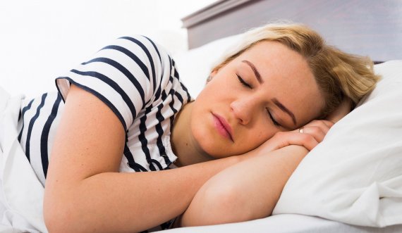 Flini më shumë se 8 orë gjumë? Ja çfarë ndodh me shëndetin tuaj në këtë rast