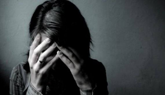 Në Fushë Kosovë i  mituri rrah nënën dhe motrën 11-vjeçare 