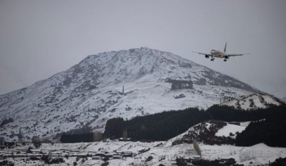 Vapa po “mbyt” hemisferën veriore, por Zelanda e Re zbardhet nga bora