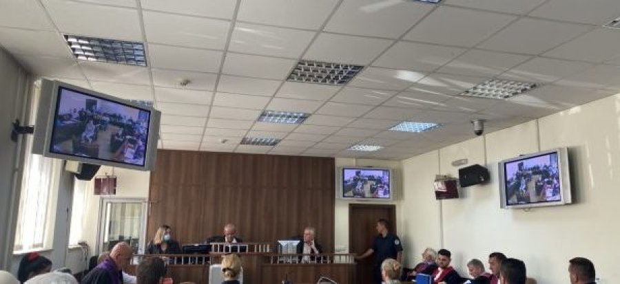 Avokati dënohet me 200 euro, i tha gjyqtarit se po qesh në mënyrë cinike gjatë seancës për vrasjen në Suharekë
