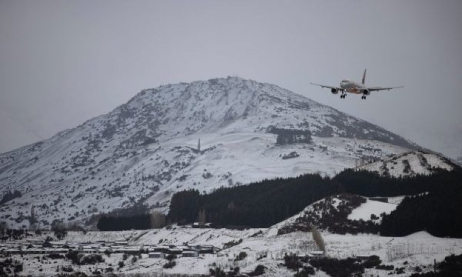 Vapa po “mbyt” hemisferën veriore, por Zelanda e Re zbardhet nga bora