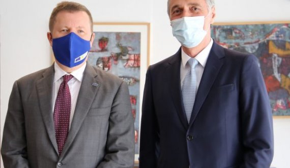 Lumezi takon shefin e BE-së në Kosovë Szunyog, diskutojnë për luftën kundër korrupsionit