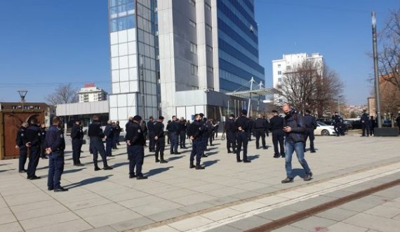 Qeveria në largim u premton paga shtesë punëtorëve korrektues, ndërpritet protesta