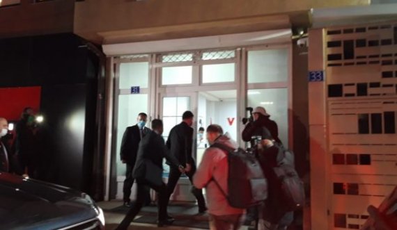 Lajçak mbërrin në Kosovë, pritet nga Kurti