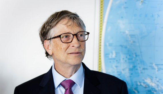 Bill Gates tregon arsyen pse përdor një telefon Android para iPhone