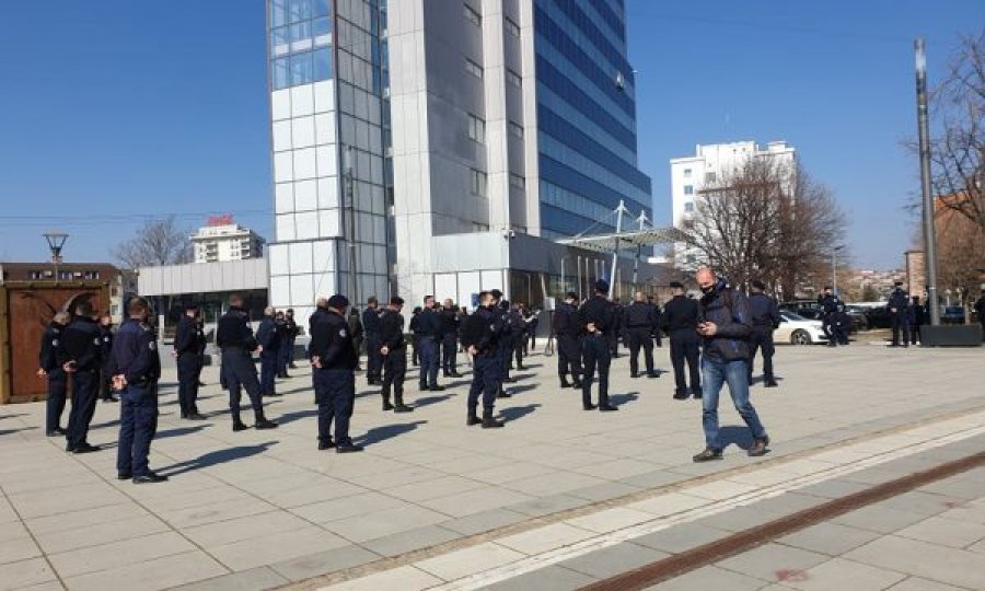 Qeveria në largim u premton paga shtesë punëtorëve korrektues, ndërpritet protesta