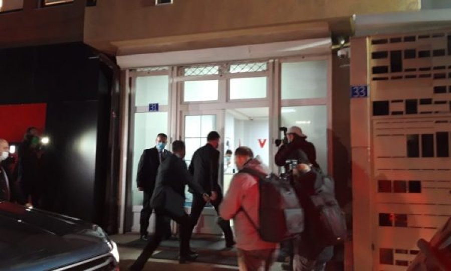 Lajçak mbërrin në Kosovë, pritet nga Kurti