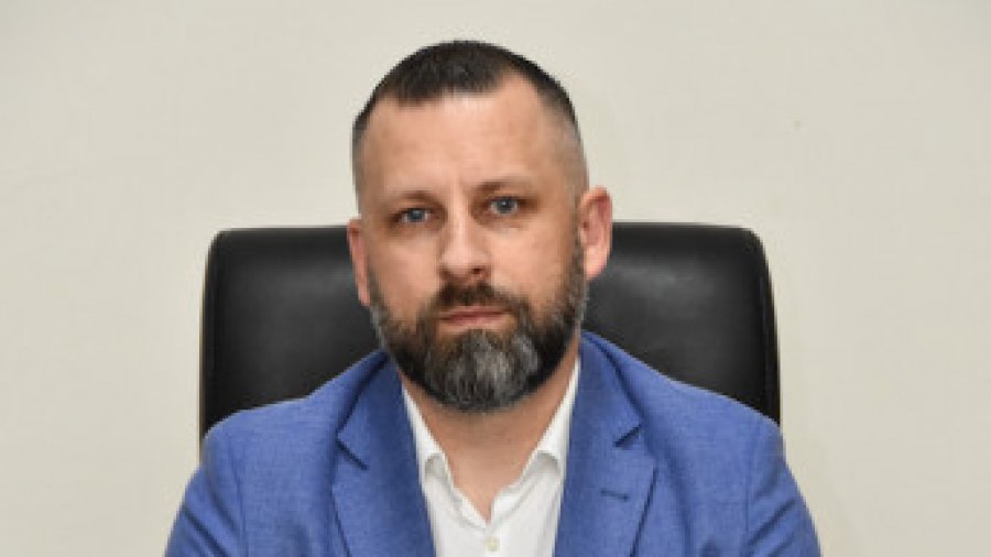 Ftuan kosovarët për tu vaksinuar në Serbi, Dalibor Jevtiq thotë se Vuçiq kujdeset për qytetarët e tyre në Kosovë