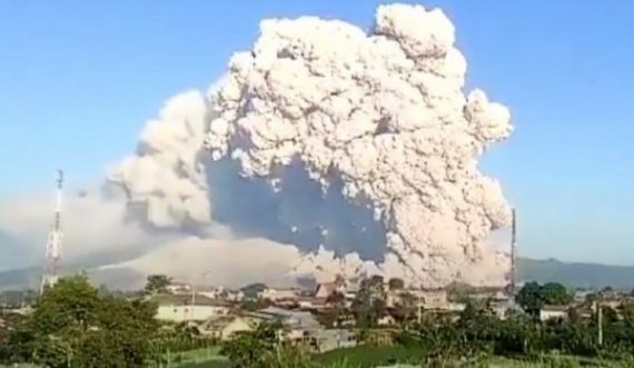 Shpërthejnë dy vullkane në Indonezi