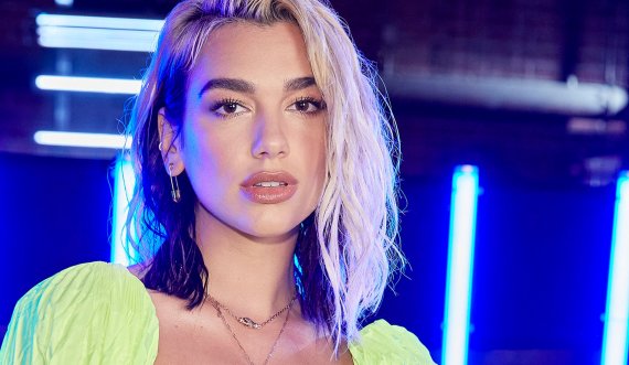 Dua Lipa tejet sensuale me kostumin e zi 