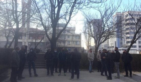 Protestë para komunës së Prishtinës, banorët e disa fshatrave kërkojnë transport publik