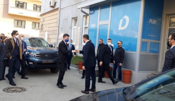 Miroslav Lajçak në zyrat e PDK-së, takohet me zyrtarë të partisë