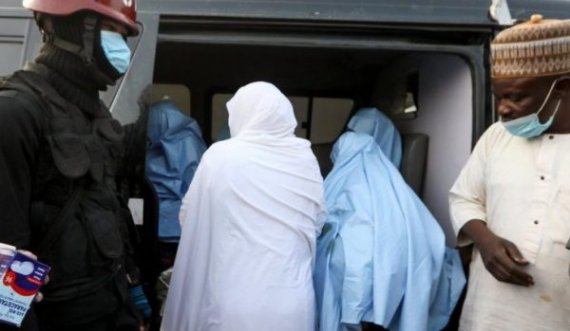 Flasin disa prej vajzave të liruara në Nigeri pasi u rrëmbyen nga disa persona të armatosur
