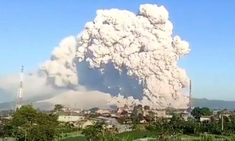 Shpërthejnë dy vullkane në Indonezi