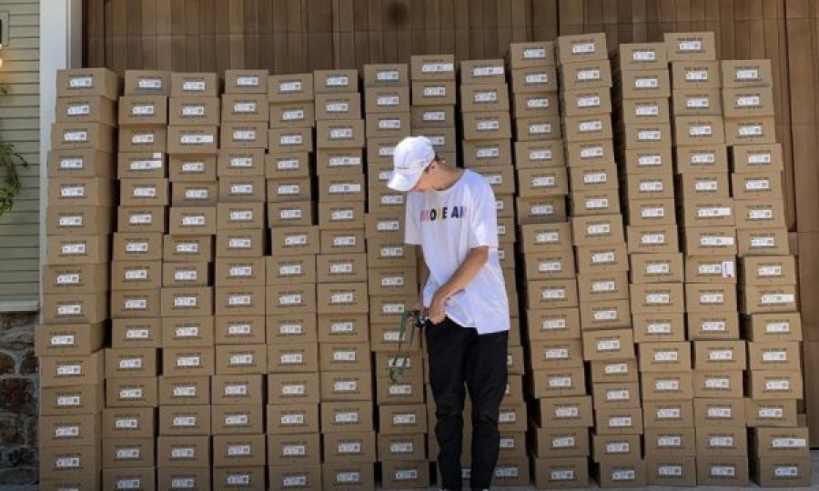 Dorëhiqet menaxherja e “Nike”-s, djali i saj shpenzoi 132.000 dollarë për mbathje për t’i shitur më shtrenjtë