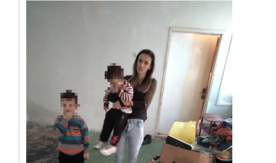 Familja që jeton në kushte të mjerueshme në stacionin e trenit në Prizren