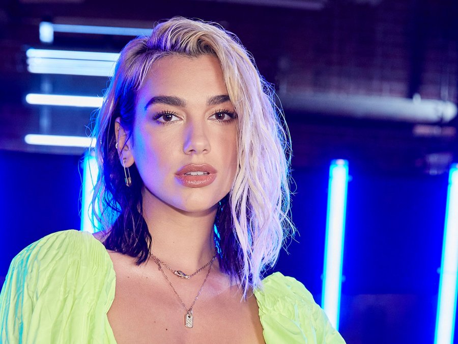 Dua Lipa tejet sensuale me kostumin e zi 