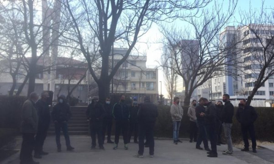 Protestë para komunës së Prishtinës, banorët e disa fshatrave kërkojnë transport publik