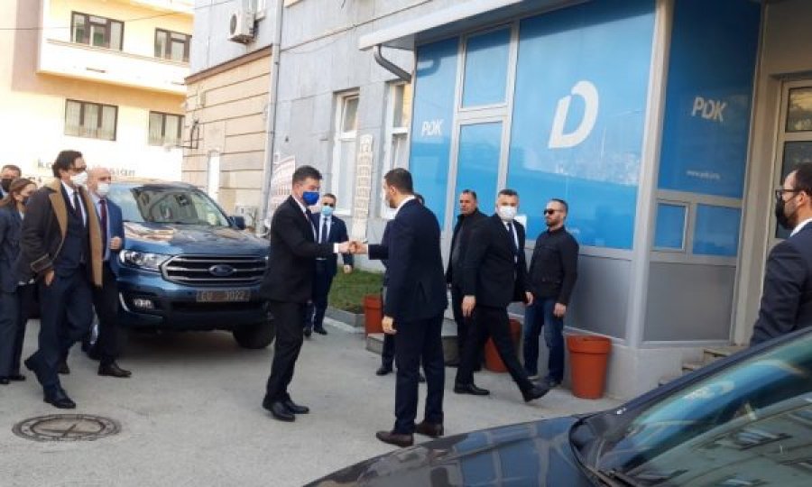 Miroslav Lajçak në zyrat e PDK-së, takohet me zyrtarë të partisë
