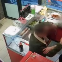 Ia bëri qoftet djegës, klienti grushton shitësin