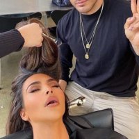 Kim Kardashianin e merr gjumi në sallon të bukurisë, parukieri i saj e fotografon