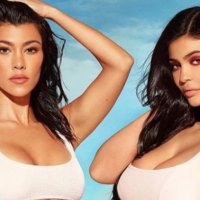 Kylie dhe Kourtney provokojnë me këmisha të zhveshura