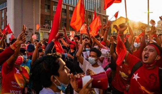 Forcat e sigurisë vrasin 33 protestues në Mianmar