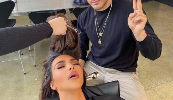 Kim Kardashianin e merr gjumi në sallon të bukurisë, parukieri i saj e fotografon