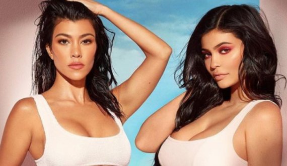 Kylie dhe Kourtney provokojnë me këmisha të zhveshura 