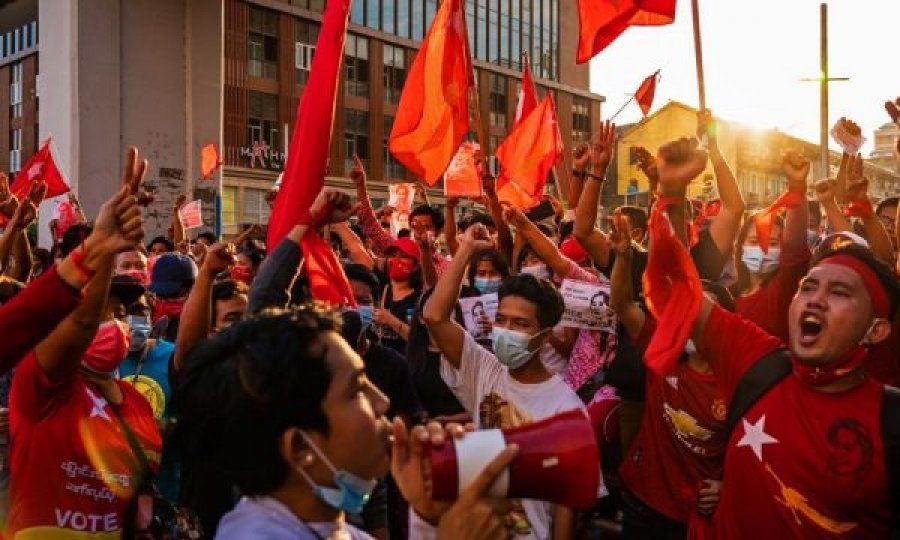 Forcat e sigurisë vrasin 33 protestues në Mianmar