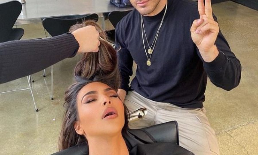 Kim Kardashianin e merr gjumi në sallon të bukurisë, parukieri i saj e fotografon