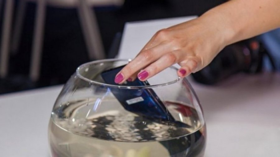 Sa është i mbrojtur telefoni juaj nga uji? Ja se çfarë duhet t’i kushtoni vëmendje