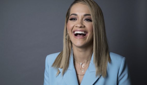 Rita Ora pozon me veshje sportive ngjyrë të zezë teksa shfaqet pa makijazh