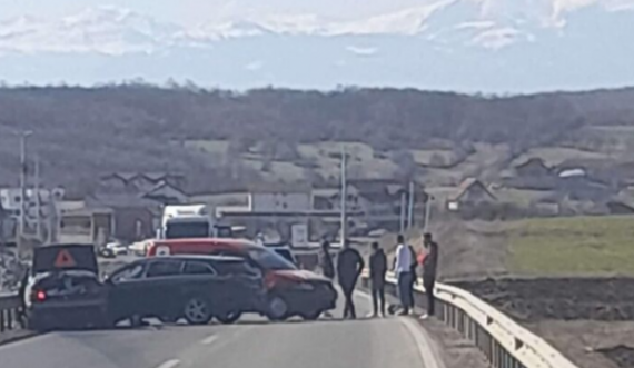 Aksident masiv në rrugën Prishtinë-Pejë, një i vdekur dhe nëntë të lënduar