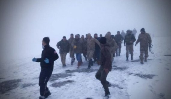 Rrëzohet helikopteri në Turqi, të paktën 9 ushtarë të vdekur