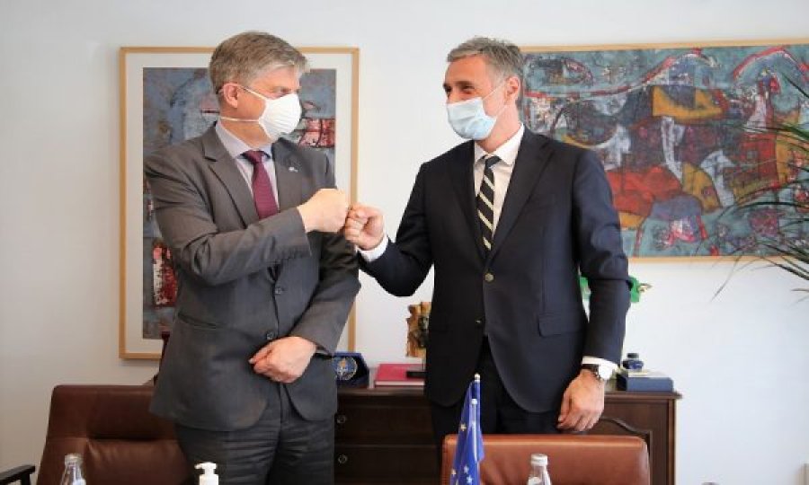 Lumezi takohet me shefin e EULEX-it, flasin për bashkëpunim të ndërsjellët