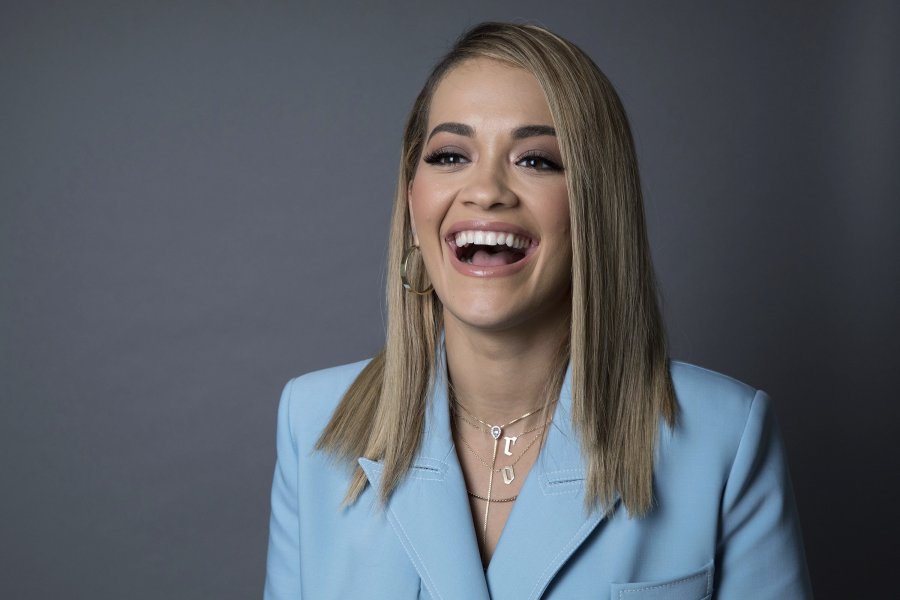 Rita Ora pozon me veshje sportive ngjyrë të zezë teksa shfaqet pa makijazh