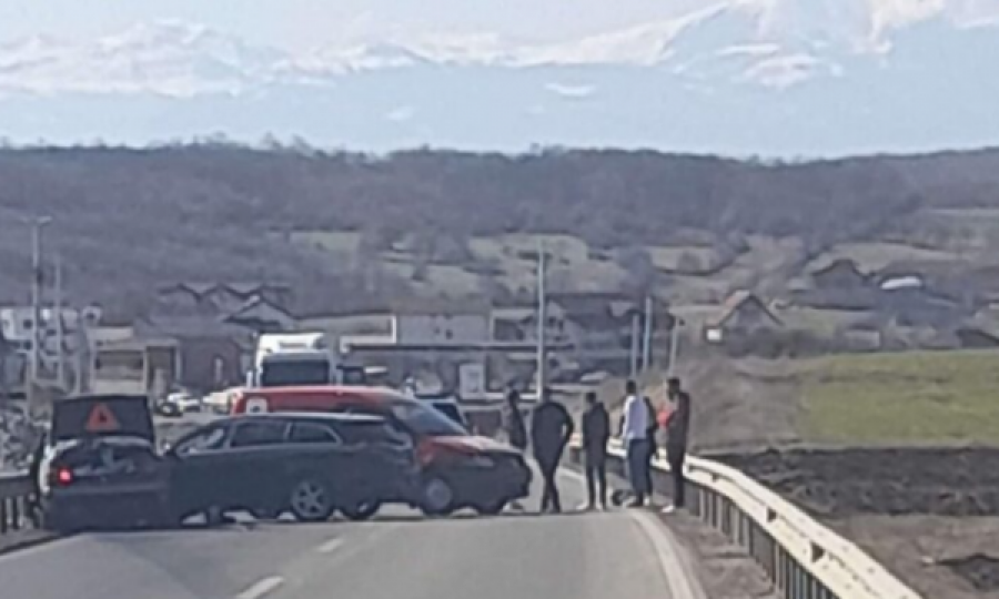 Aksident masiv në rrugën Prishtinë-Pejë, një i vdekur dhe nëntë të lënduar